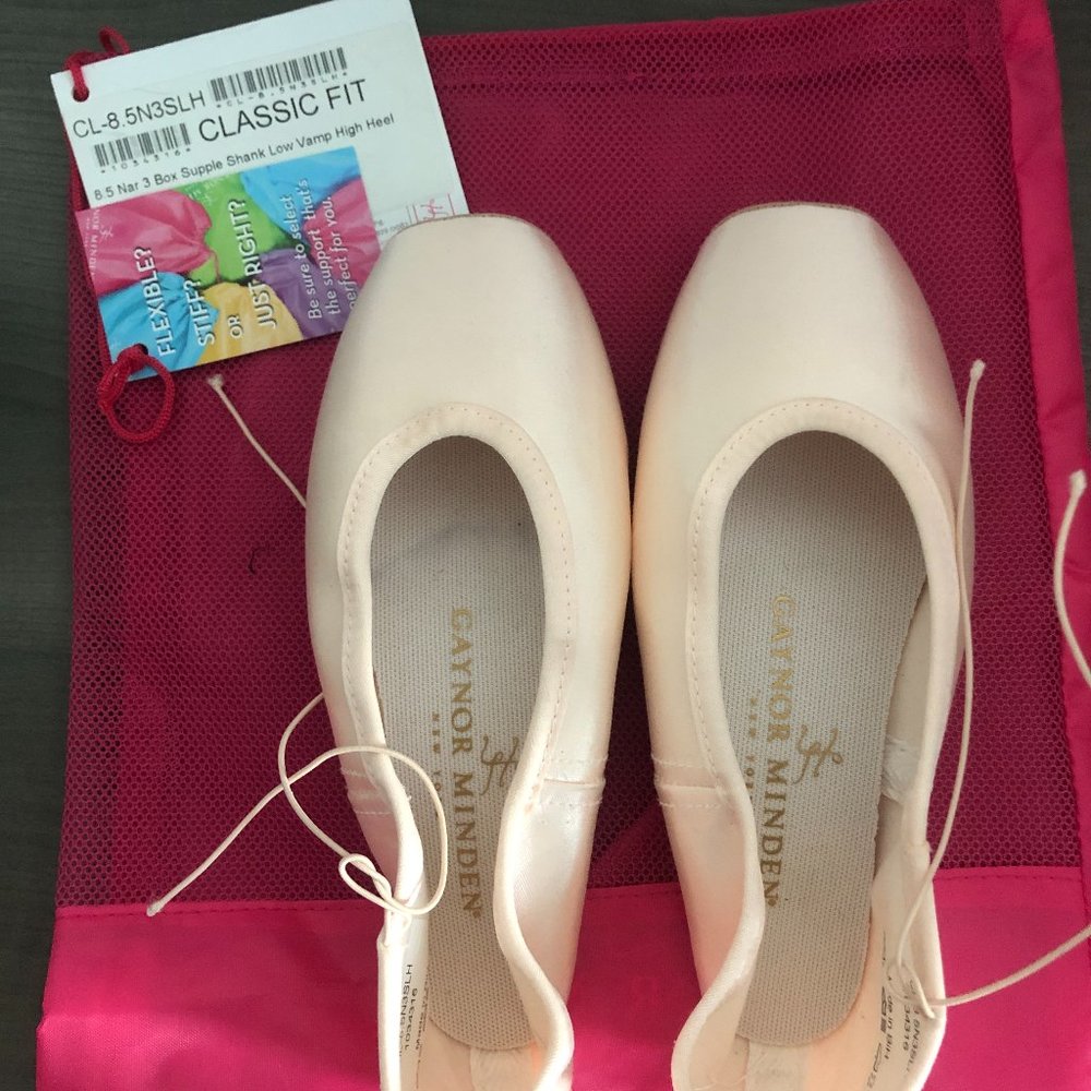 GAYNOR MINDEN Pointe Shoes - Size 8.5